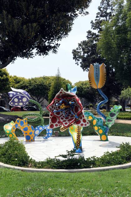 Hymn of Life – Tulips (2007). Inmensos tulipanes de fibra de vidrio aportan más color al Jardín Botánico de Nueva York.