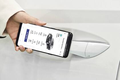 Hyundai está probando usar el teléfono para abrir el auto, usando su chip NFC; lo diseñó para sistemas de auto compartido, lo que elimina la necesidad de crear varias llaves o gestionar encuentros para intercambiarlas