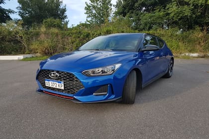 Hyundai Veloster 2019, el lado izquierdo con silueta de coupé y una sola puerta