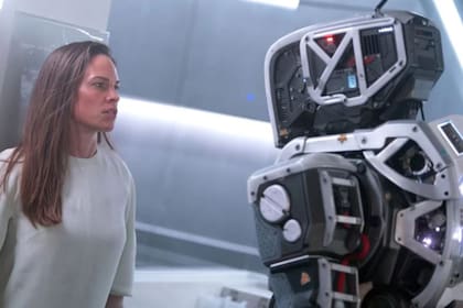 Hilary Swank, la extraña que llega al búnker en el que viven "Madre" e "Hija"