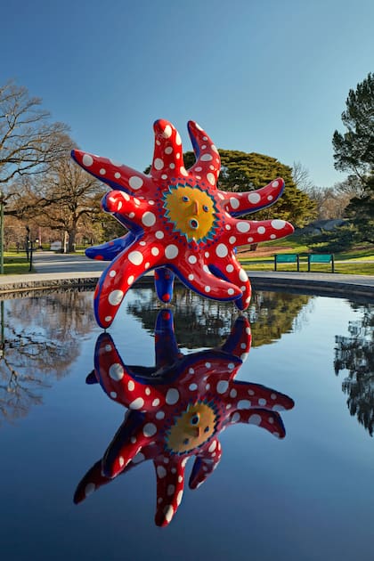 I Want to Fly to the Universe (2020), una estructura de 4 metros de altura recibe al público en el centro de visitantes. Evoca a una flor con pétalos como tentáculos.