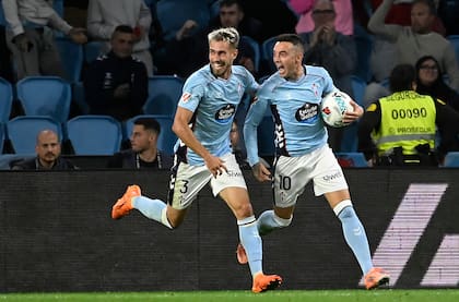 Iago Aspas, con pelota en un brazo, festeja su gol, el día que alcanzó el récord de presencias en Celta