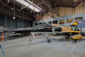Los aviones de la Guerra de Malvinas que pueden visitarse en un museo junto al de Antoine de Saint-Exupéry