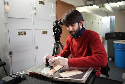 Iair Michel Attías revisando negativos y un archivo inédito en Nueva York, para reconstruir la imagen de su abuelo, el escultor Jorge Michel, a través del documental "Catálogo para una familia"