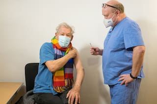 Ian McKellen, uno de los primeros famosos en darse la vacuna contra el Covid-19
