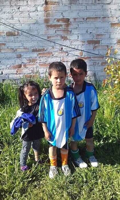 Ian, a los cuatros años, cuando empezó a jugar al fútbol con su hermano Thiago, en la comuna de Tunuyán. La hermanita también, siempre presente.