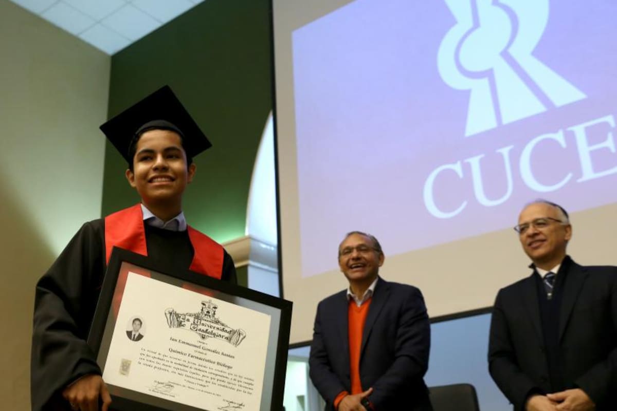 Ian Emmanuel González Santos, de 13 años, recibió su título como Químico Farmacéutico Biólogo. (Universidad de Guadalajara)