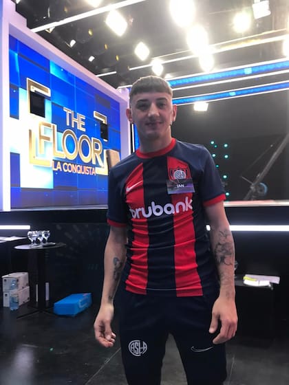 Ian es fanático del fútbol y alienta siempre a San Lorenzo