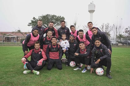 Ian junto a los jugadores de Colón, el equipo de sus amores.