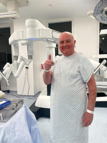 Ian Macleod, de 76 años, fue el primer paciente del sistema público de salud británico en someterse a una cirugía de cáncer de pulmón con el sistema Da Vinci 5