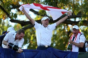 Ian Poulter (en el medio), el caddie John McLaren y Lee Westwood celebran aquel inolvidable triunfo de Europa sobre Estados Unidos por 14.5 a 13.5, en la Copa Ryder de 2012, en Medinah, Illinois; fue considerada una de las luchas deportivas más emocionantes de todos los tiempos