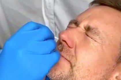 Ian Poulter, en el momento en que le practican el hisopado nasal