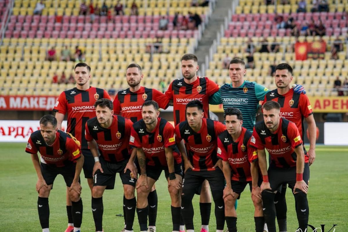 Ian Puleio (abajo tercero de izquierda a derecha) y Diego Castañeda (abajo cuarto) como titulares en Vardar Skopje