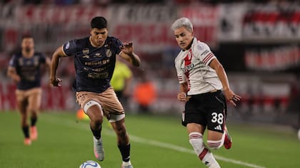 Ian Subiabre acelera por la izquierda ante la marca de Alexander González en el comienzo de River - Carabobo por la Copa Sudamericana