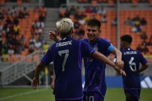 Ian Subiabre festeja su gol ante Polonia, el tercero de la selección argentina, junto a Claudio 'Diablito' Echeverri; el combinado albiceleste fue mucho más que el conjunto europeo