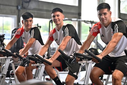 Ian Subiabre, Franco Mastantuono y Daniel Zabala, en el entrenamiento físico del sábado 6 de enero