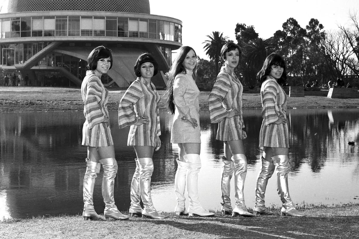 Ianka y sus Tropicanas, otro girl group cumbiero de los sesenta, que giró internacionalmente y tuvo a Krysha Bogdan en el bajo