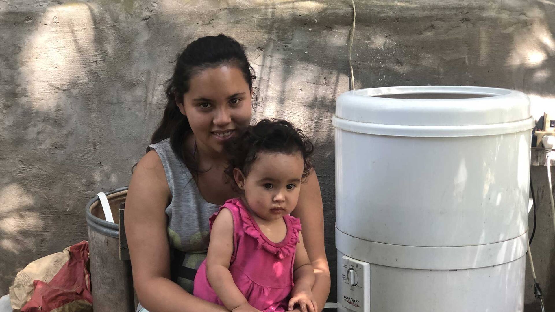Iara La Paz vive con su pareja y su hija Evelin -de un año y medio- en una isla en Campana, sobre el arroyo Alem