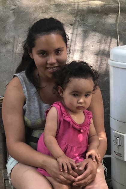 Iara La Paz vive con su pareja y su hija Evelin -de un año y medio- en una isla en Campana, sobre el arroyo Alem