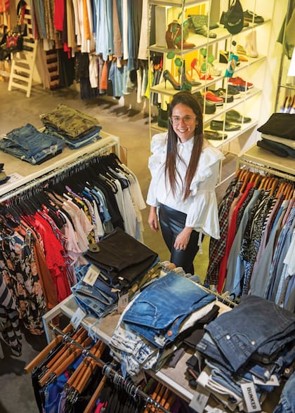 Iara Weich, en Búnker, la tienda de moda circular que dirige junto a su socia, Julia Alalu en Palermo.