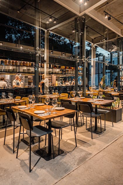 Iba a ser un wine bar, pero fue mutando a restaurante con parrilla, barra, salón amplio y mesas en la vereda.