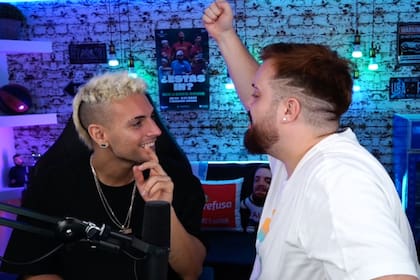 Ibai imitando a Fantino y la espada de espartano que le entregó a Scaloni