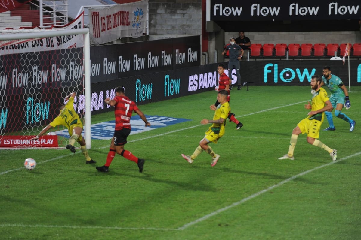 Iban 48 minutos del segundo tiempo cuando Martín Cauteruccio empujó la pelota al gol tras recibir una asistencia de Mauro Díaz; Estudiantes consiguió un desahogo en la previa del clásico con Gimnasia