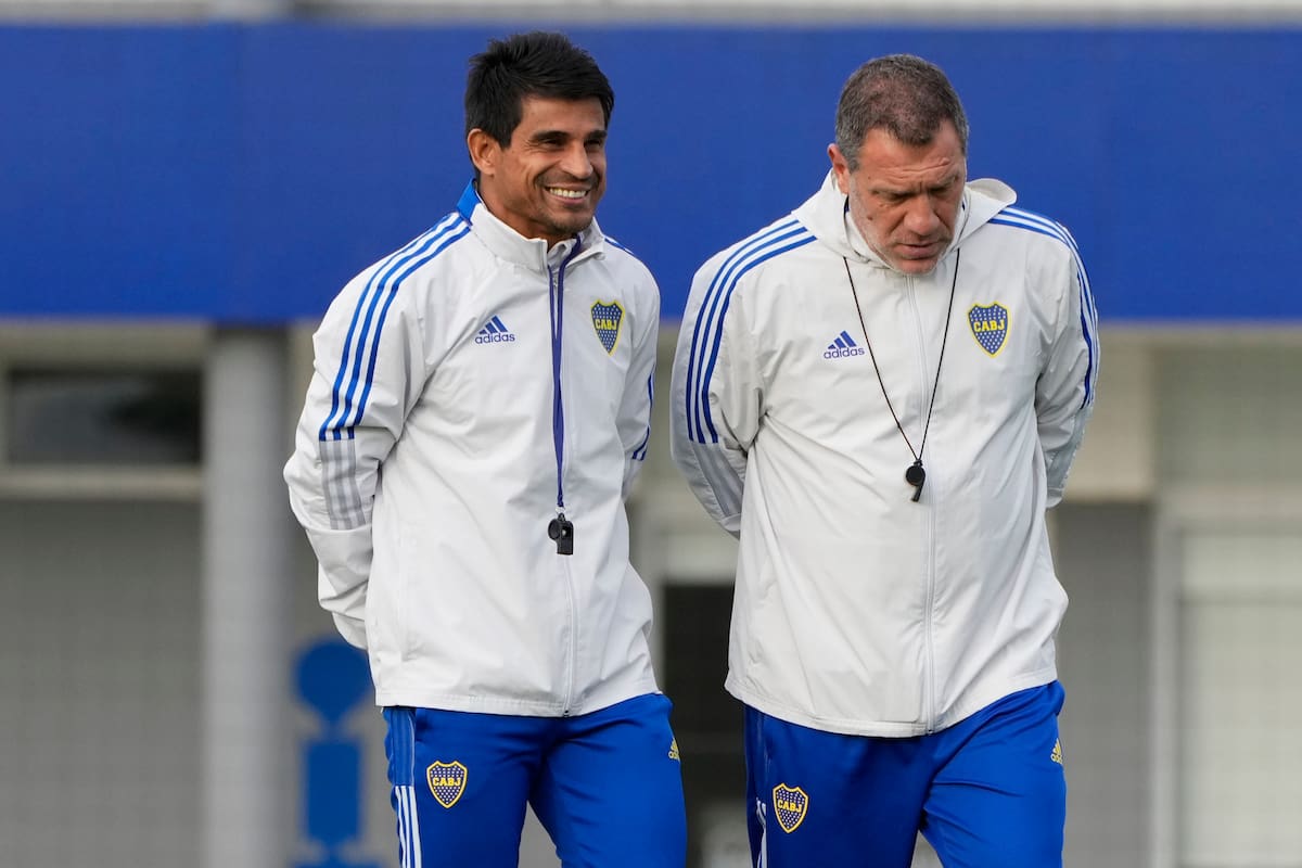 Ibarra sonríe, junto a Roberto Pompei, en su primer día de trabajo como DT principal de Boca