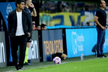 Ibarra, tras la internación del miércoles, siguió con tranquilidad el partido de Boca; al fondo, Bovaglio, entrenador de Instituto