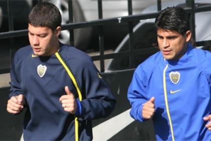 Sebastián Battaglia y Hugo Ibarra en tiempos de jugadores de Boca; ahora al lateral le tocó reemplazar como DT al volante y obtuvo resultados usando ideas suyas