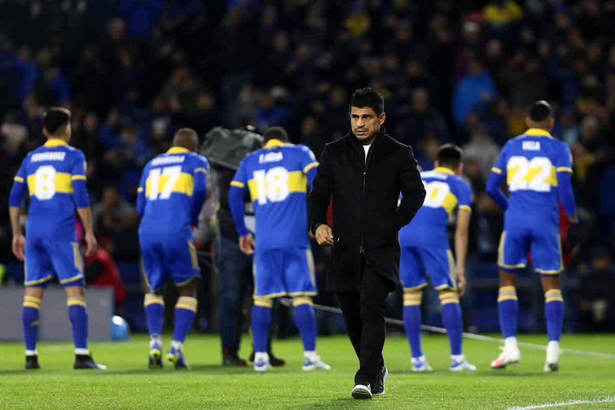 Ibarra y los jugadores, con la mirada en lados opuestos: el DT no logra darle solidez a Boca