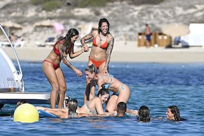 Jenni Hermoso se mostró junto a otras campeonas del mundo en Ibiza