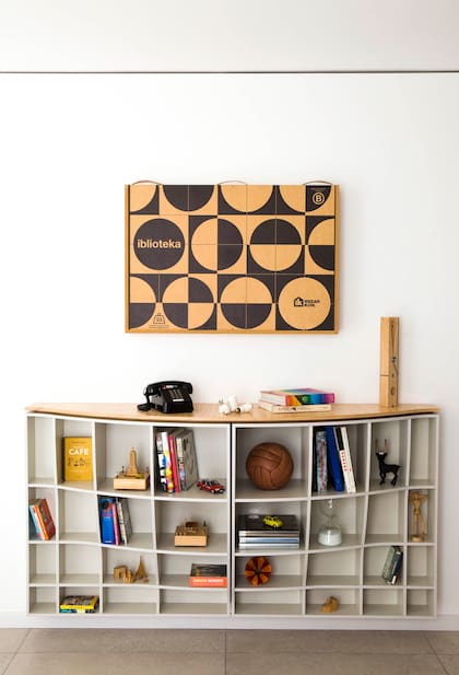 ‘IblioteK’ (Irizar Kon) es una biblioteca modular de 2005 rediseñada en 2022. Se entrega en una caja de madera con las piezas para armar, aquí exhibida como cuadro.