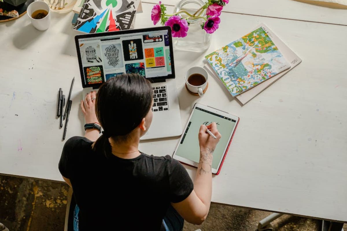 IBM elaboró una lista de habilidades digitales y diseñó cinco cursos sin cargo para mejorar el perfil profesional (Foto Pexels)