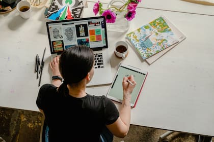 IBM elaboró una lista de habilidades digitales y diseñó cinco cursos sin cargo para mejorar el perfil profesional (Foto Pexels)