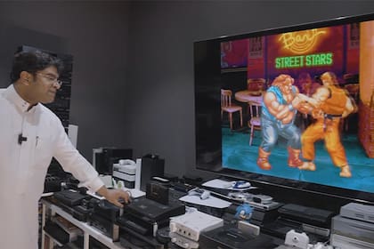 Ibrahim Al-Nasser tiene un récord Guinness. en su museo en Riad conectó 444 consolas de videojuegos a un mismo televisor