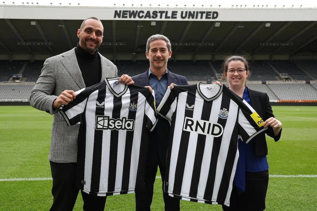 Ibrahim Mohtaseb (Sela), Peter Silverstone (NUFC) y Lauren Ward (RNID) con las casacas que usarán los hinchas sordos del Newcastle