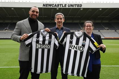 Ibrahim Mohtaseb (Sela), Peter Silverstone (NUFC) y Lauren Ward (RNID) con las casacas que usarán los hinchas sordos del Newcastle