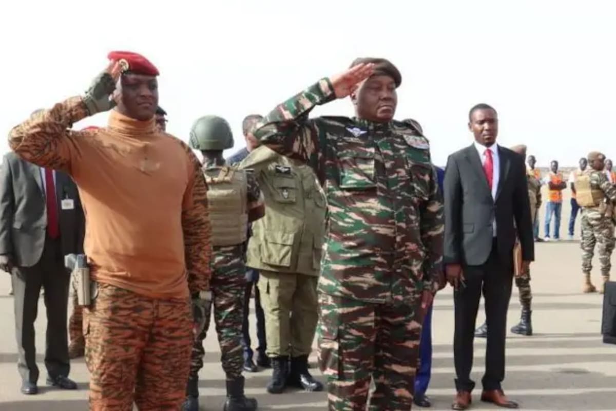 Ibrahim Traoré (izquierda), de Burkina Faso, y Abdourahamane Tiani (derecha), de Níger, tomaron el poder en sendos golpes de Estado y prometieron combatir a los insurgentes