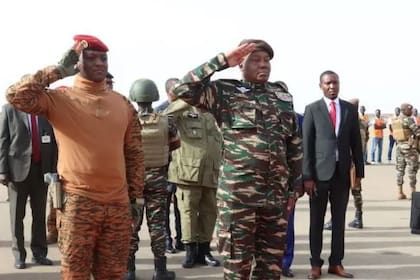 Ibrahim Traoré (izquierda), de Burkina Faso, y Abdourahamane Tiani (derecha), de Níger, tomaron el poder en sendos golpes de Estado y prometieron combatir a los insurgentes