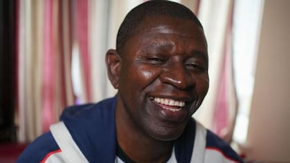 Ibrahima está agradecido con los cirujanos, médicos, personal de la escuela, asistentes de aula y cuidadores "dedicados" que lo ayudan a cuidar a sus hijas.