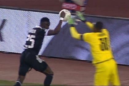 Ibrahima Wadji, delantero del Qarabag, y la mano con la que empujó la pelota al gol anulado minutos después