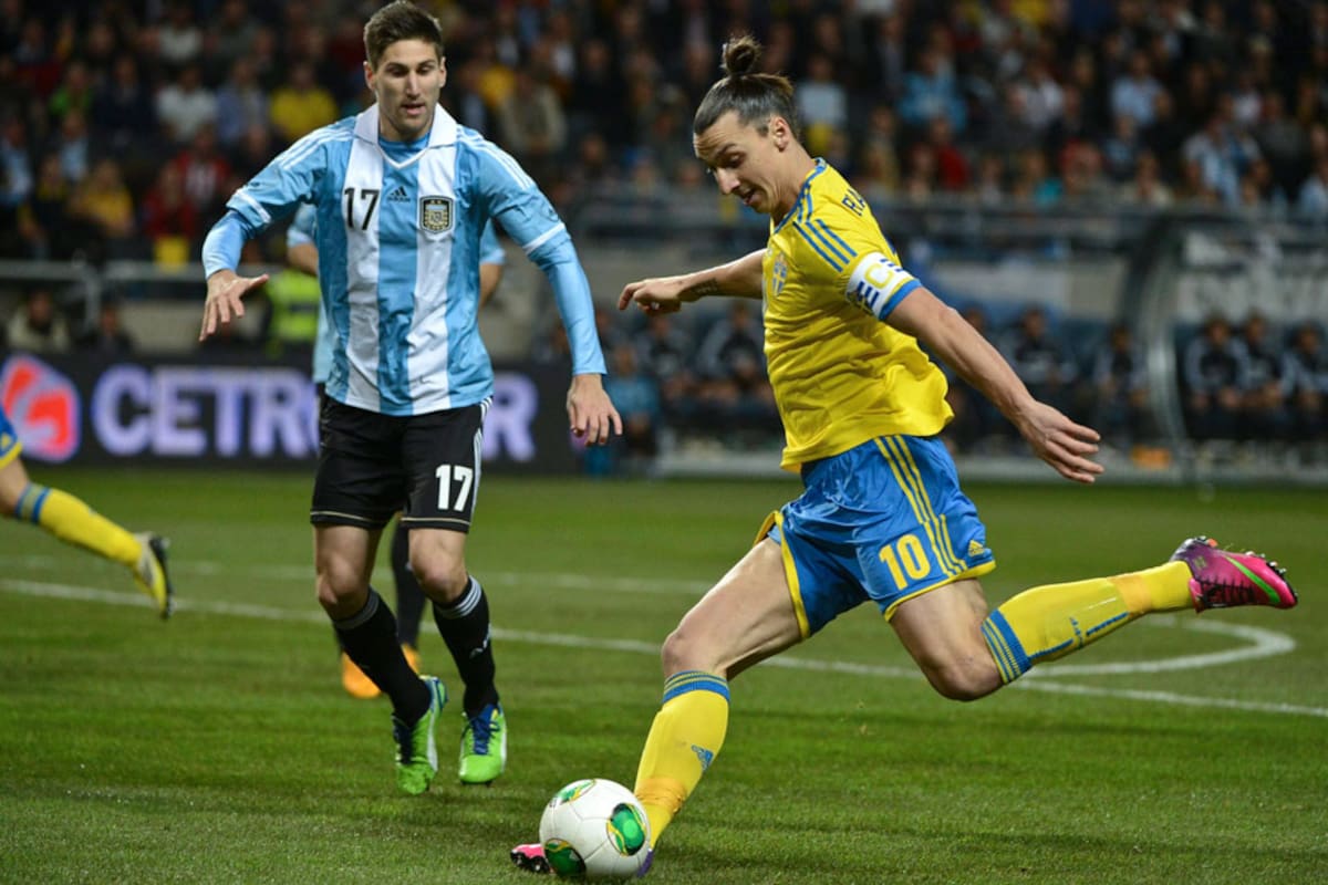 Ibrahimovic remata, marcado por Fede Fernández