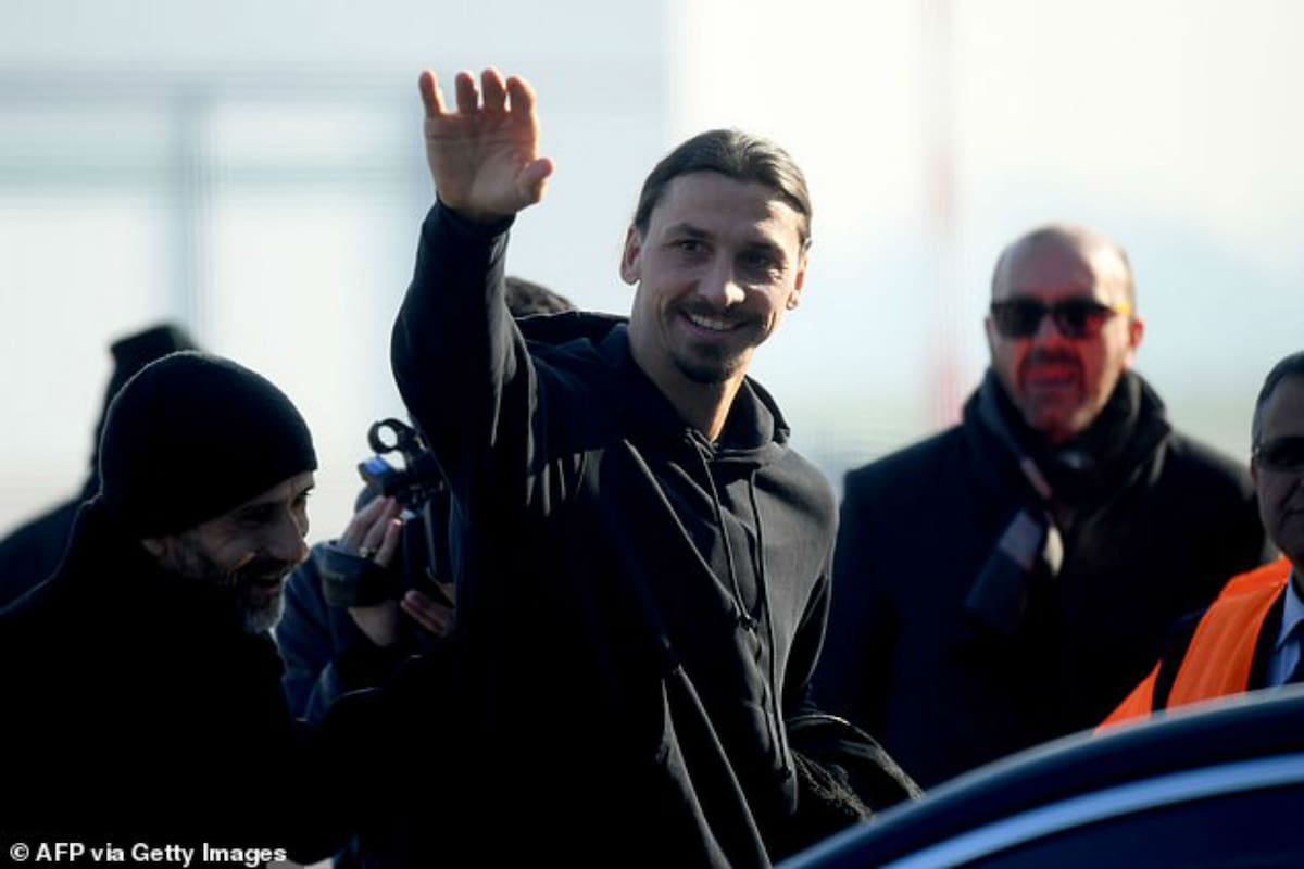 Ibrahimovic saludó a los fanáticos que lo fueron a recibir en su llegada a Milán