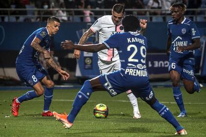 Icardi define con el empeine derecho en el segundo gol de PSG