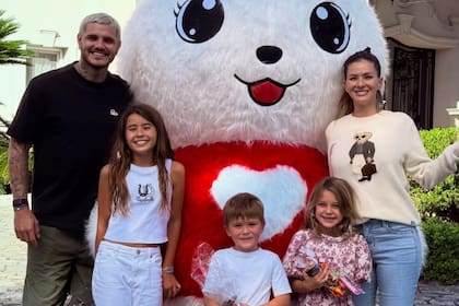 Icardi junto a la China Suárez y sus hijos, en estas Pascuas