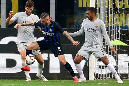 Icardi maniobra entre otro argentino, Federico Fazio, y el brasileño Juan Jesús, durante el 1-1 de hoy en San Siro.