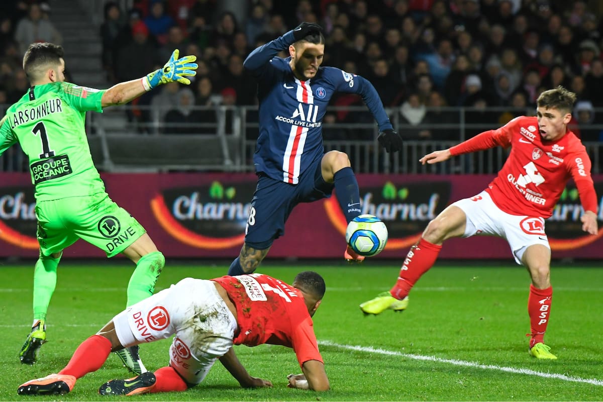 Icardi, que ingresó como suplente, domina el balón tras un centro bajo y definirá en el área chica, a los 40 minutos de la segunda etapa; Di María y él ya tienen 5 goles cada uno en la liga francesa.