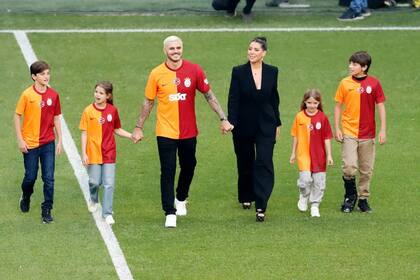 Icardi, Wanda y cuatro hijos de la familia ensamblada, durante la firma del nuevo contrato del delantero con Galatasaray