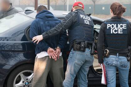 ICE detuvo a un migrante ilegal mexicano, que tenía antecedentes de agresión, durante un operativo en las protestas de Los Ángeles